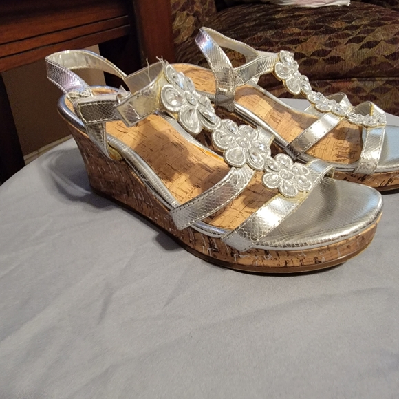 Cherokee Silver wedge sandals, size 4 - Picture 2 of 2